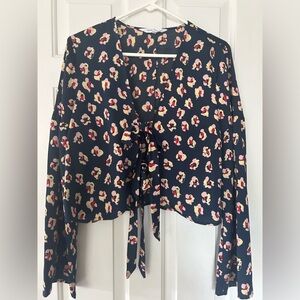 BCBGeneration double front tie/bow navy blue w/ flowers thin blouse, slight crop